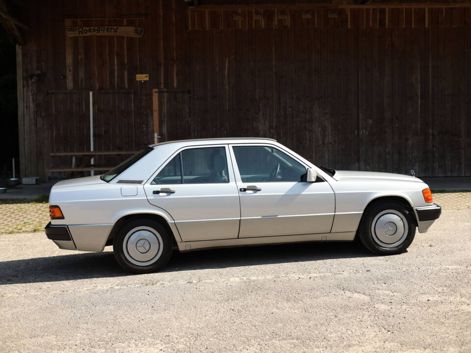 Immagine 6/100 di Mercedes-Benz 190 E 2.3 (1992)