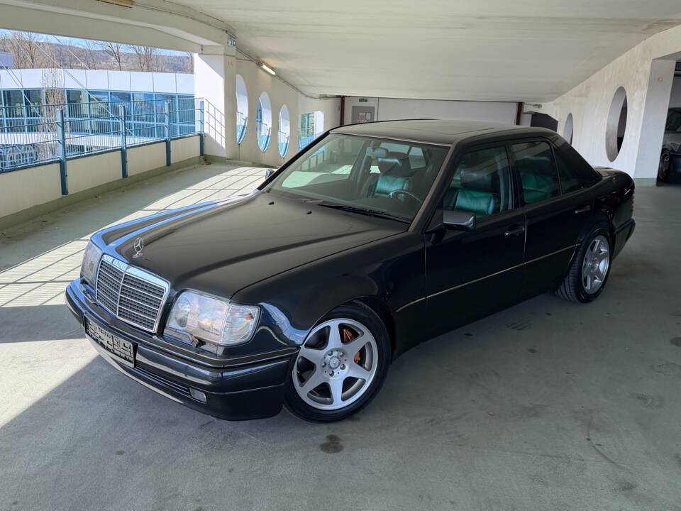 Image 4/25 of Mercedes-Benz E 500 Limited (1994)