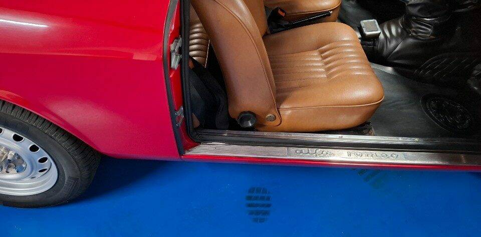 Image 24/32 of Alfa Romeo Giulia GT 1300 Junior (1974)