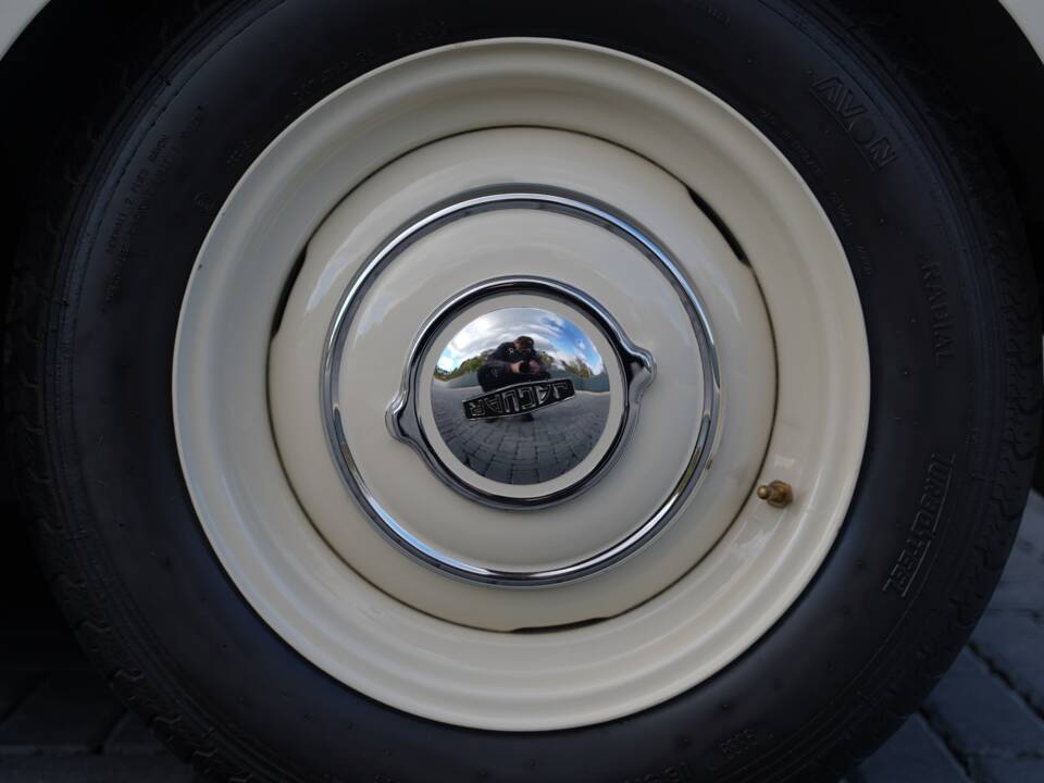 Image 43/50 of Jaguar XK 120 OTS (1950)