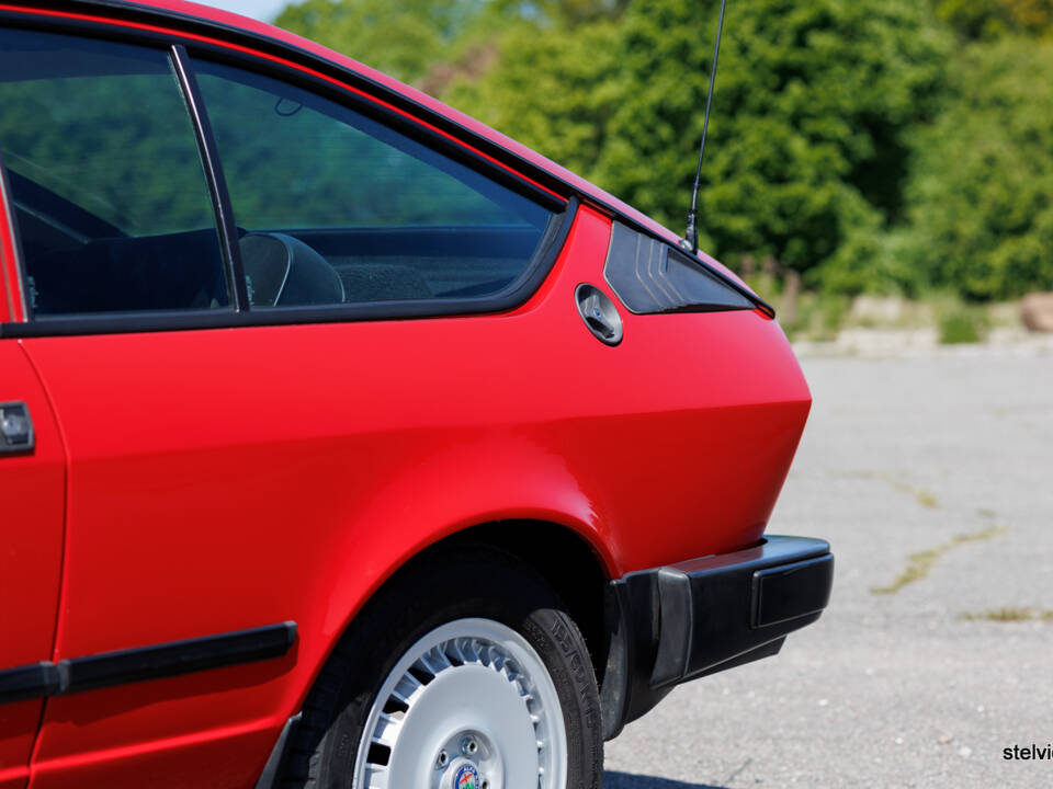 Imagen 25/36 de Alfa Romeo GTV 6 2.5 (1986)