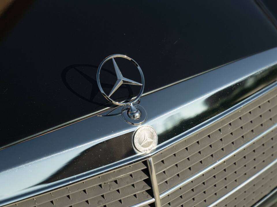 Obraz 25/50 pojazdu Mercedes-Benz 190 E (1988)