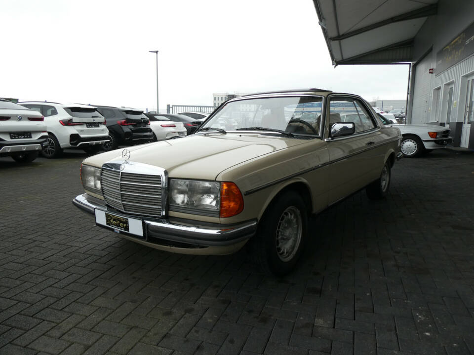 Image 3/25 de Mercedes-Benz 230 C (1979)