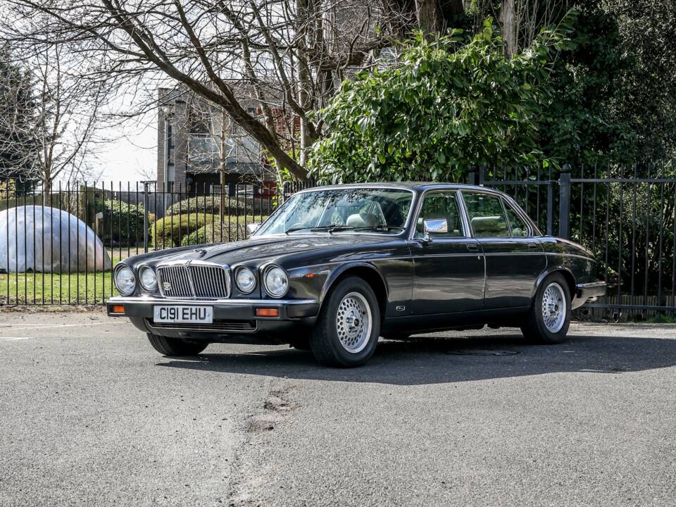 Bild 18/48 von Jaguar XJ 6 4.2 (1985)