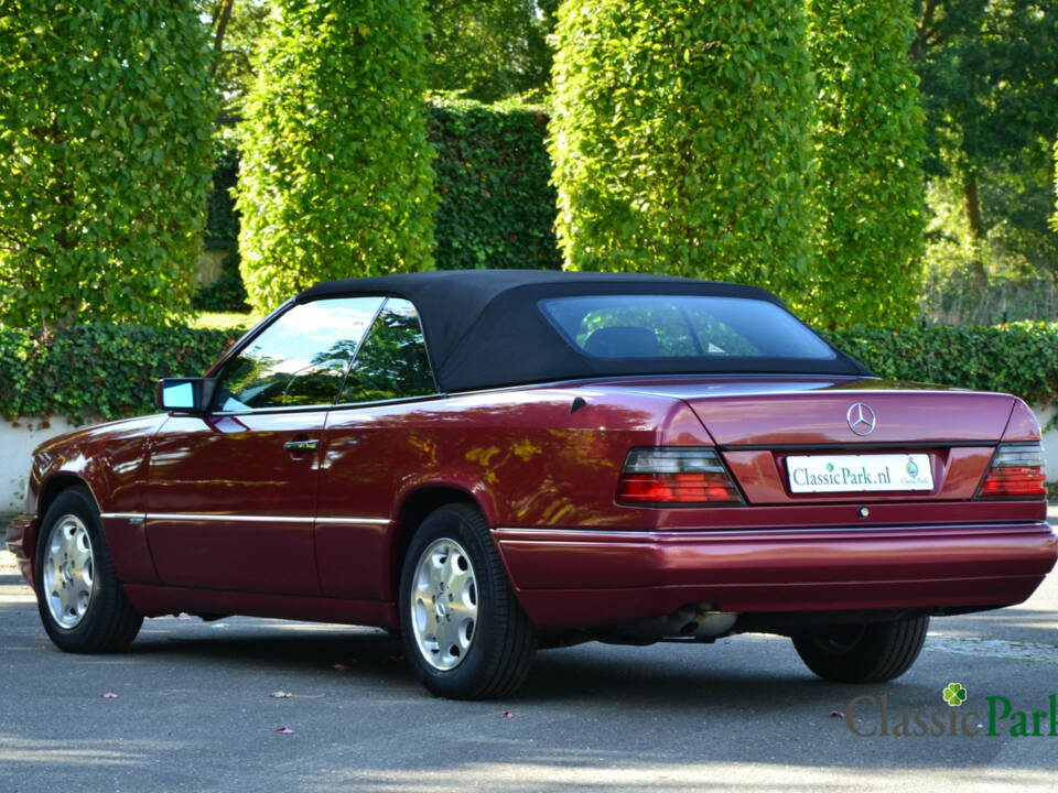 Image 7/50 de Mercedes-Benz E 200 (1995)