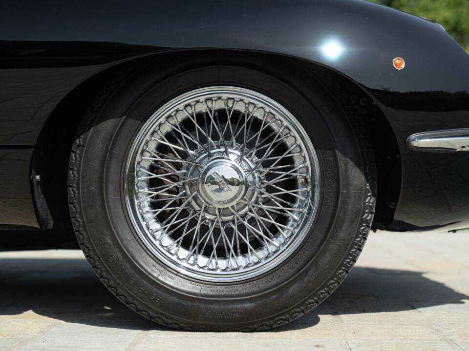 Image 18/50 de Jaguar E-Type (1968)
