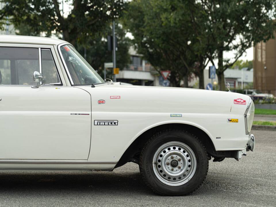 Image 21/50 of Mercedes-Benz 220 S b (1967)