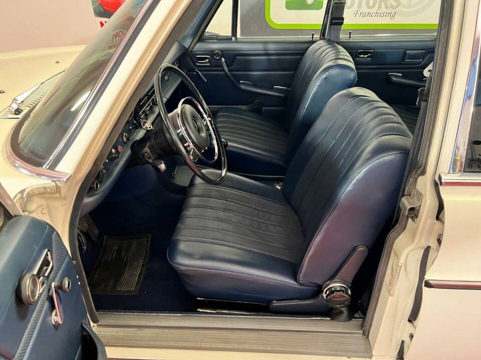 Image 22/46 of Mercedes-Benz 220 D (1972)