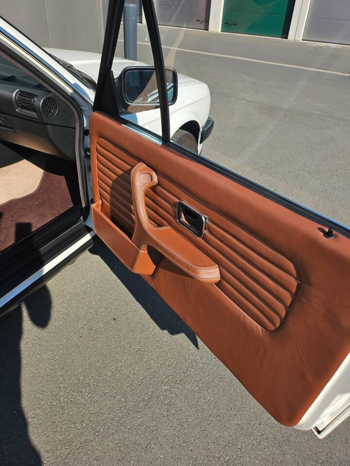 Immagine 34/67 di BMW 320i (1990)