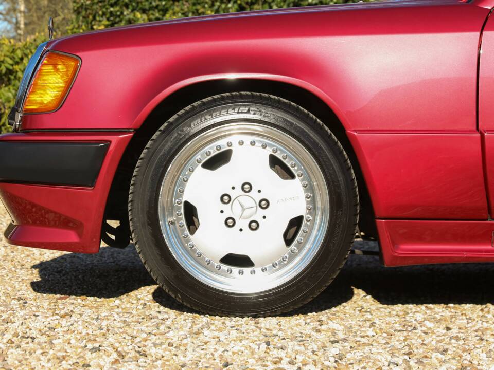 Immagine 43/50 di Mercedes-Benz 300 CE-24 3.4 AMG (1993)