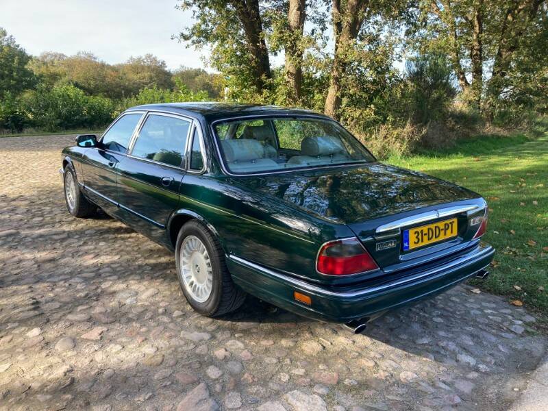 Image 11/76 de Jaguar XJ12 6.0 (1995)