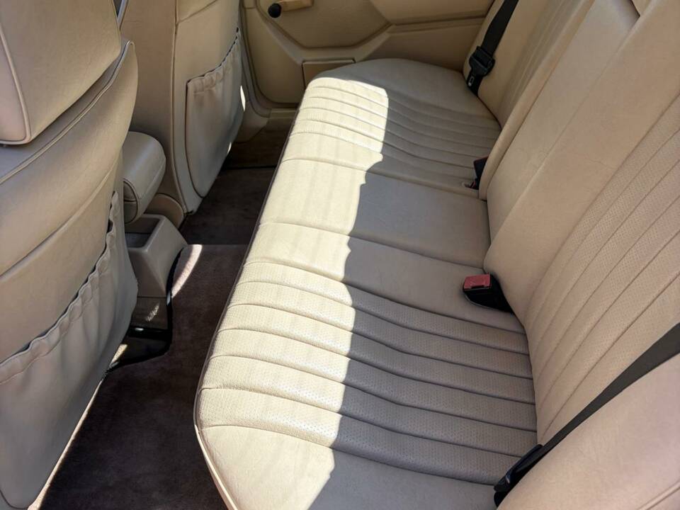 Image 18/50 of Mercedes-Benz E 200 (1993)