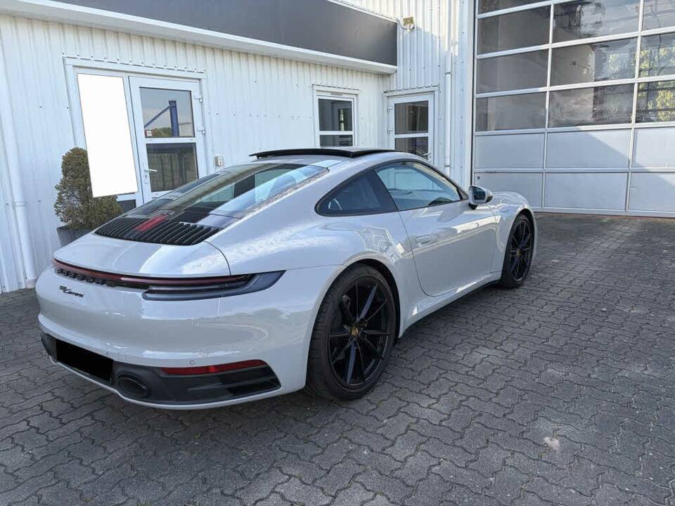 Image 4/12 of Porsche 911 Carrera (2023)