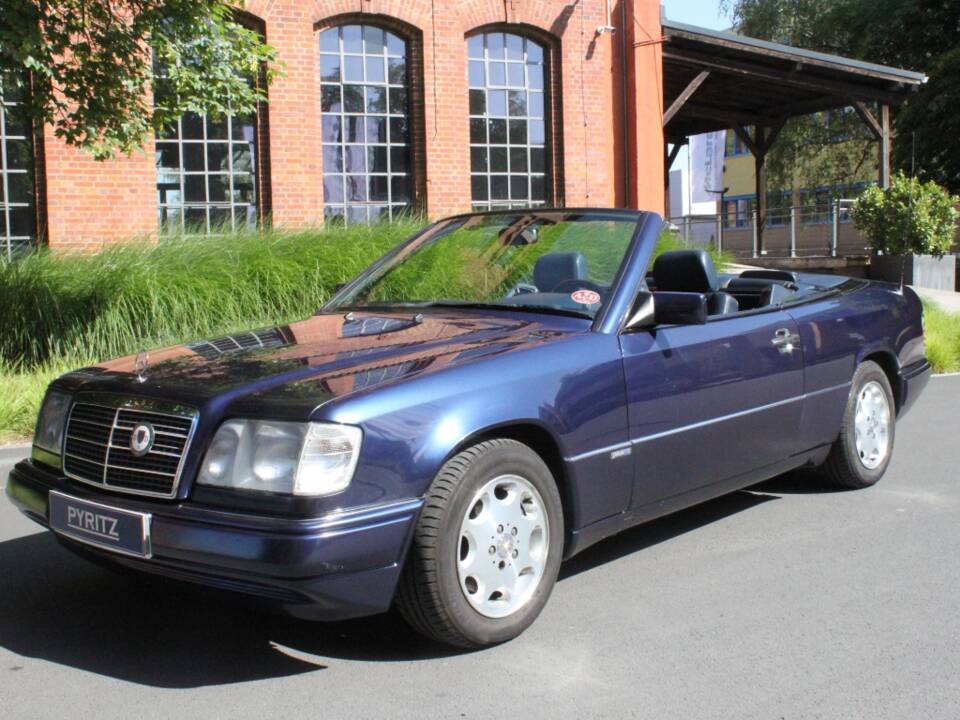 Image 2/21 of Mercedes-Benz E 320 (1995)