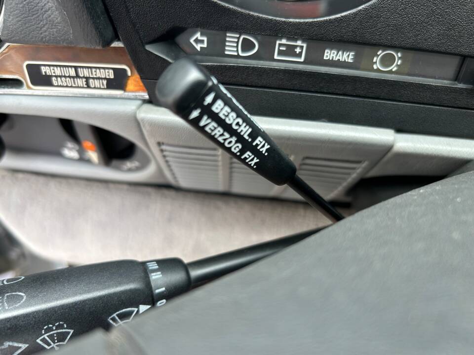 Image 16/36 of Mercedes-Benz 560 SL (1989)