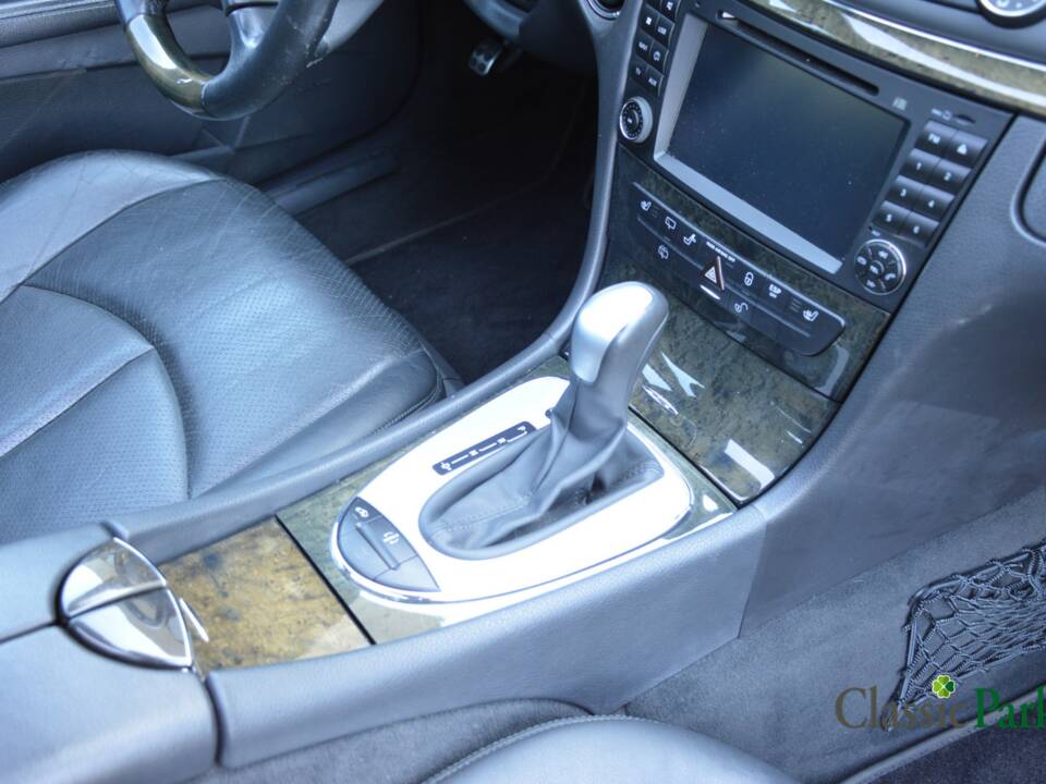 Image 41/50 of Mercedes-Benz E 500 T (2004)