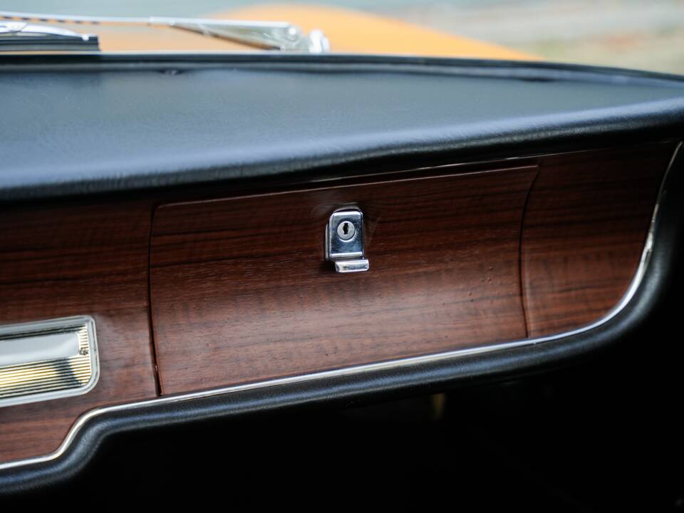 Image 30/38 of Alfa Romeo Giulia GT 1300 Junior (1968)