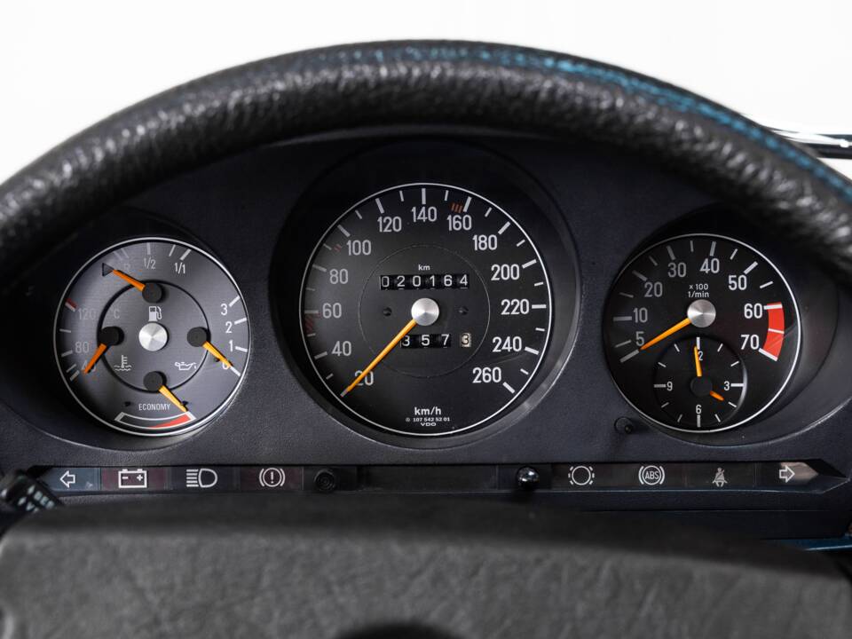 Image 14/35 de Mercedes-Benz 500 SL (1984)