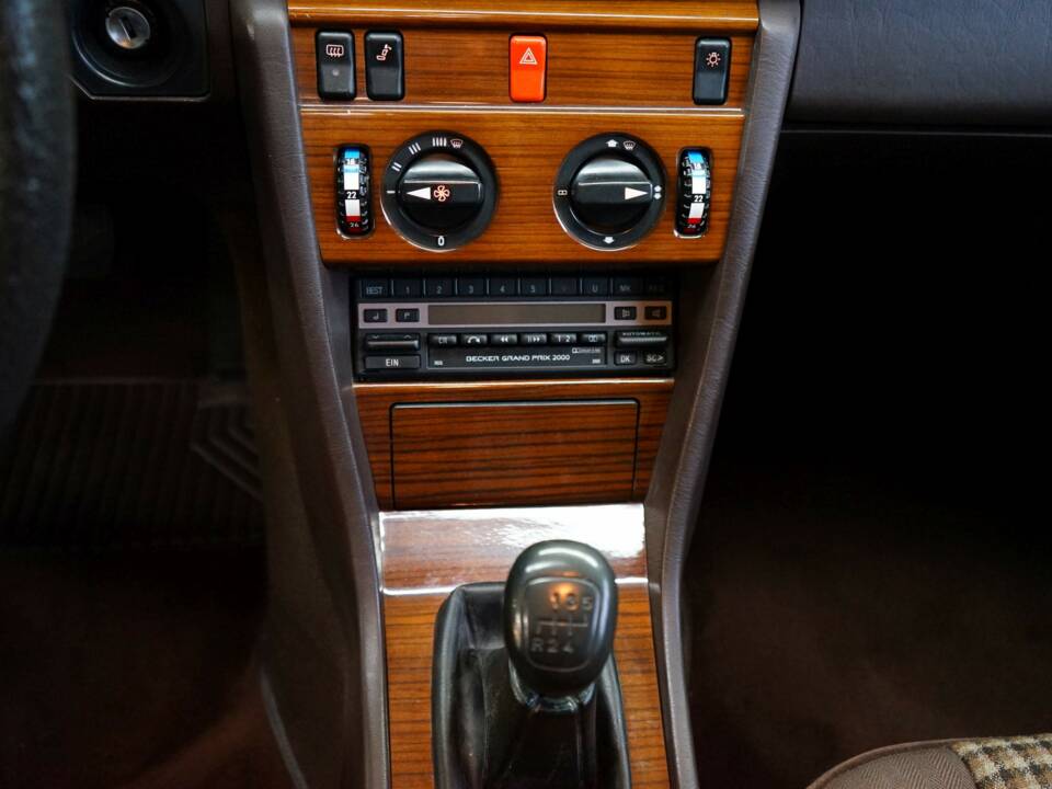 Bild 25/33 von Mercedes-Benz 230 E (1990)