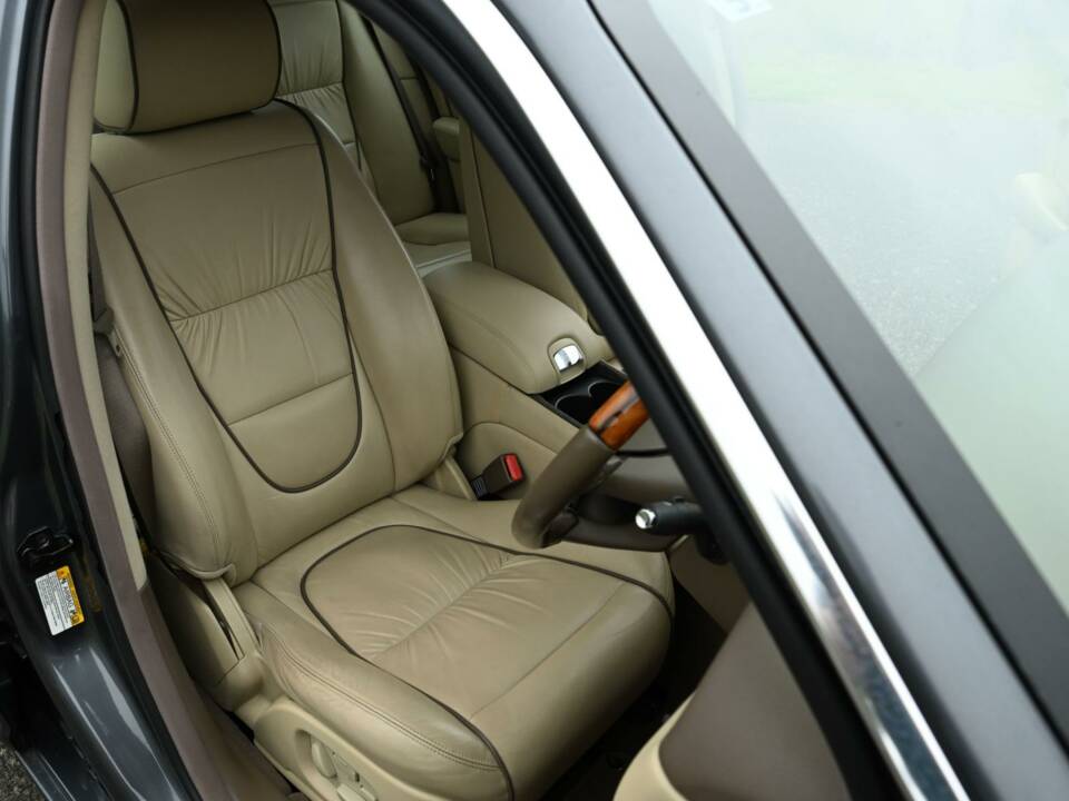 Image 17/50 of Jaguar XJ 8 4.2 (2007)