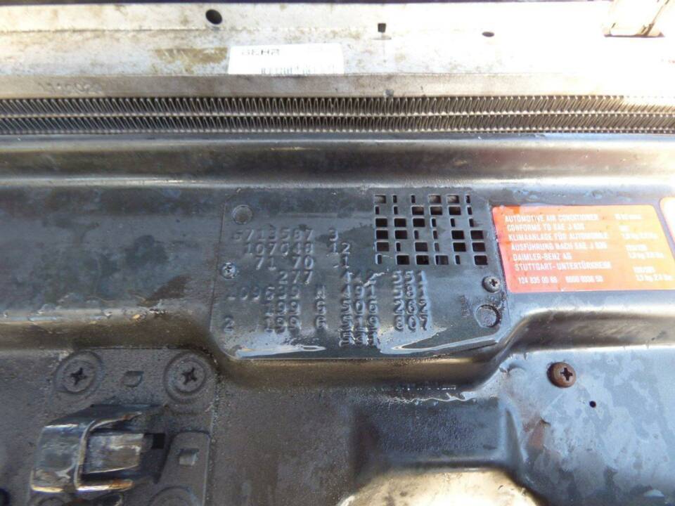 Afbeelding 30/32 van Mercedes-Benz 560 SL (1987)