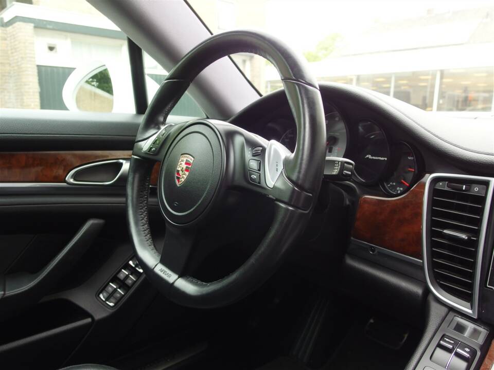 Image 54/98 of Porsche Panamera S (2010)