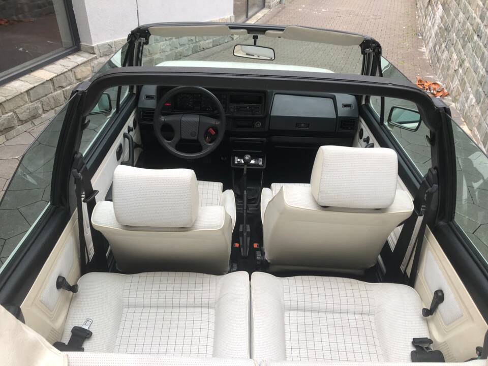 Immagine 13/22 di Volkswagen Golf Mk I Convertible 1.8 (1989)