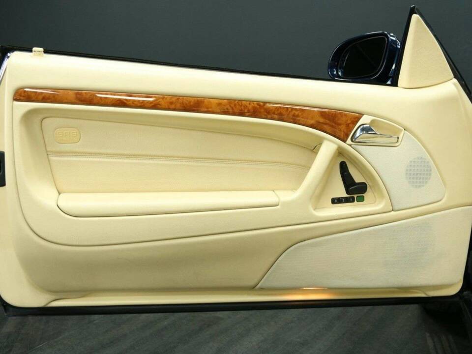 Image 10/30 of Mercedes-Benz SL 500 (2000)