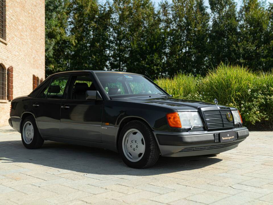 Bild 2/50 von Mercedes-Benz 300 E-24 (1989)