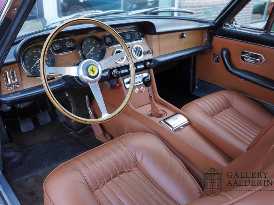 Image 3/50 de Ferrari 330 GT 2+2 (1965)