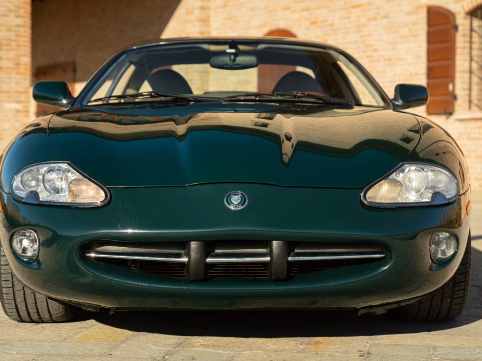 Image 2/47 de Jaguar XK8 4.0 (1998)