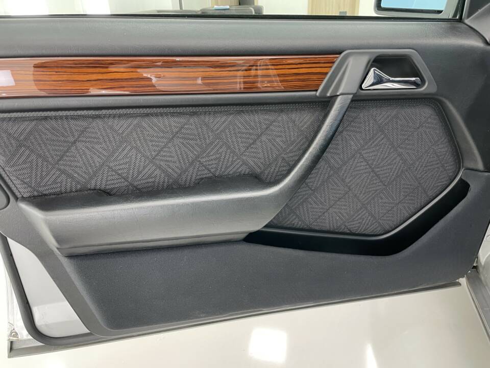 Immagine 12/32 di Mercedes-Benz E 200 (1994)