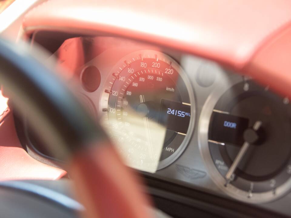 Image 38/52 of Aston Martin DB 9 Volante (2006)