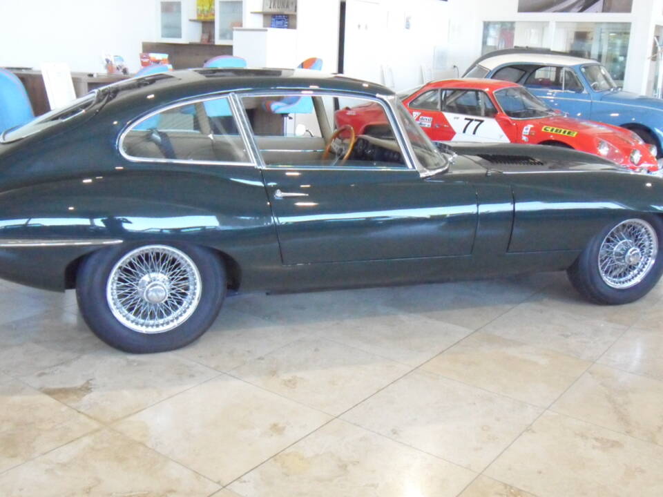 Image 5/34 of Jaguar E-Type (1968)
