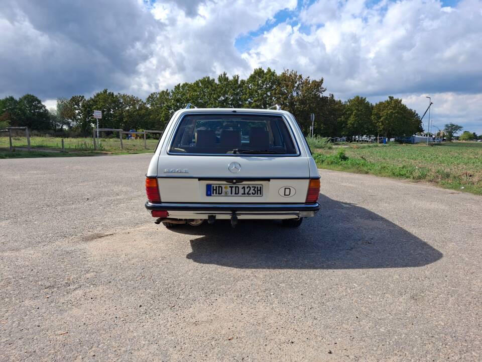 Image 4/20 of Mercedes-Benz 200 T (1983)
