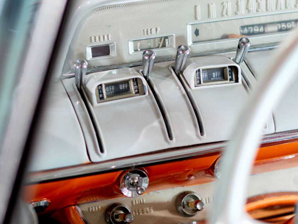 Image 18/34 of Lincoln Premiere Hardtop Coupé (1956)