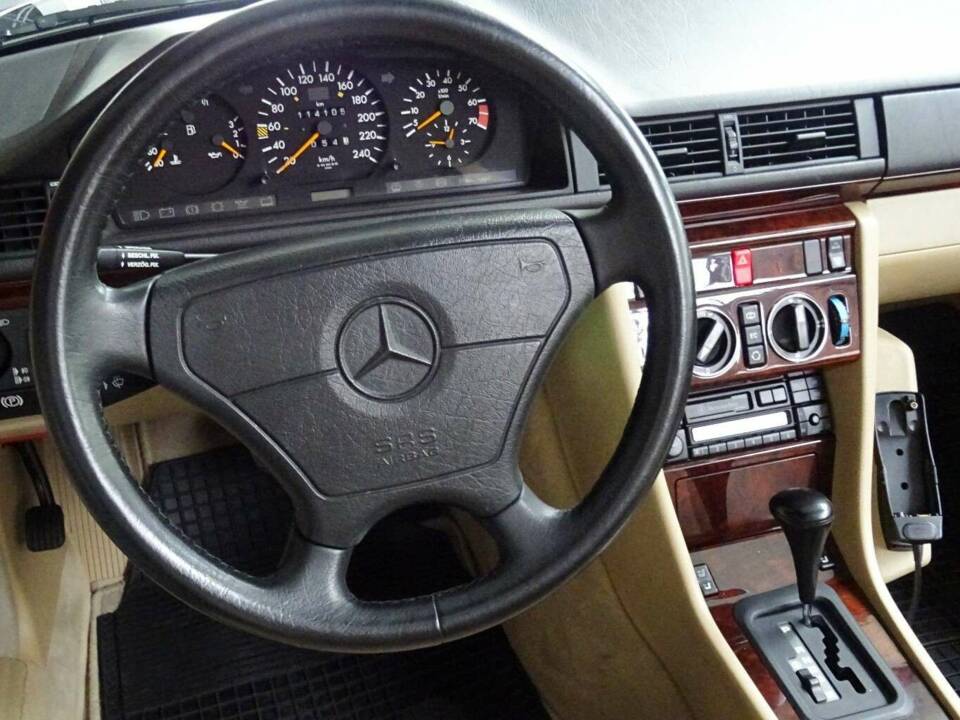 Image 9/14 de Mercedes-Benz E 220 (1996)