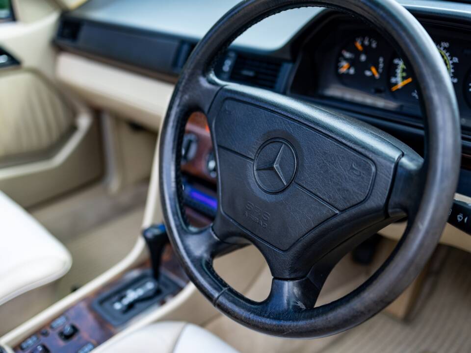 Bild 37/46 von Mercedes-Benz E 320 (1994)