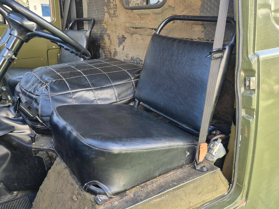 Image 21/51 of UAZ 3741 (1991)