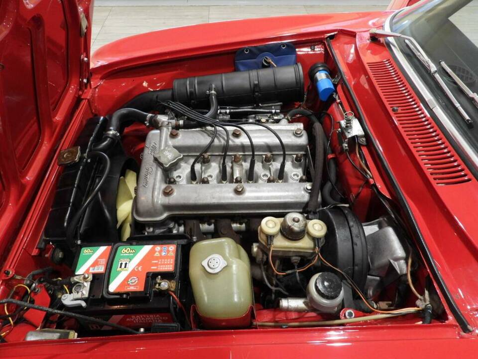 Image 11/14 of Alfa Romeo 2000 GT Veloce (1974)