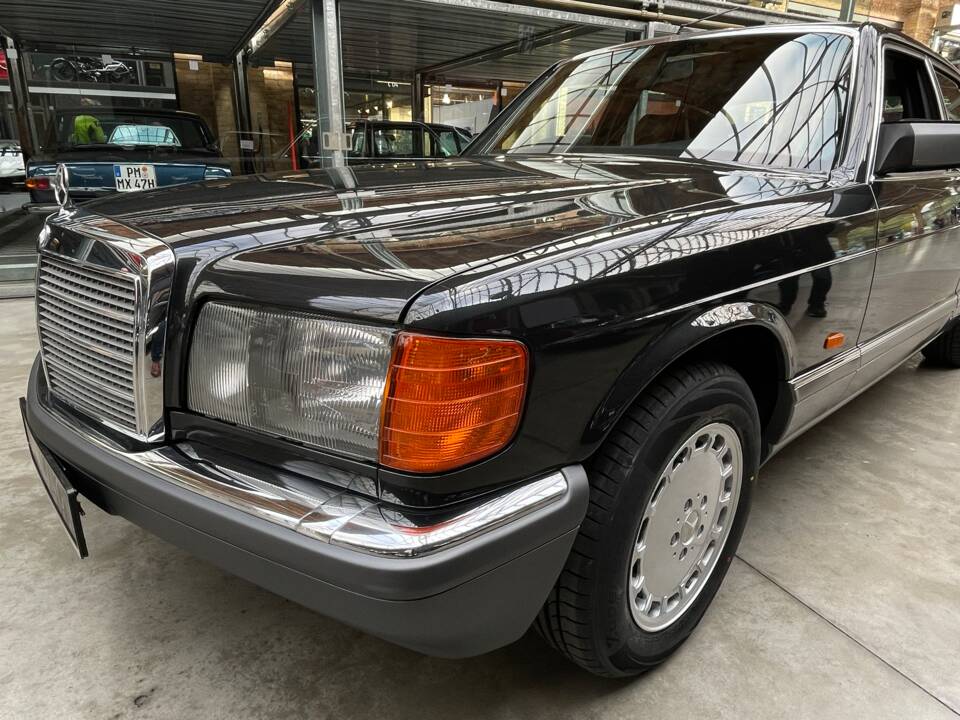 Image 26/31 of Mercedes-Benz 300 SE (1989)