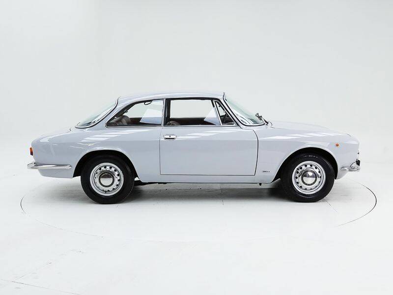 Bild 9/15 von Alfa Romeo Giulia 1300 GT Junior (1971)