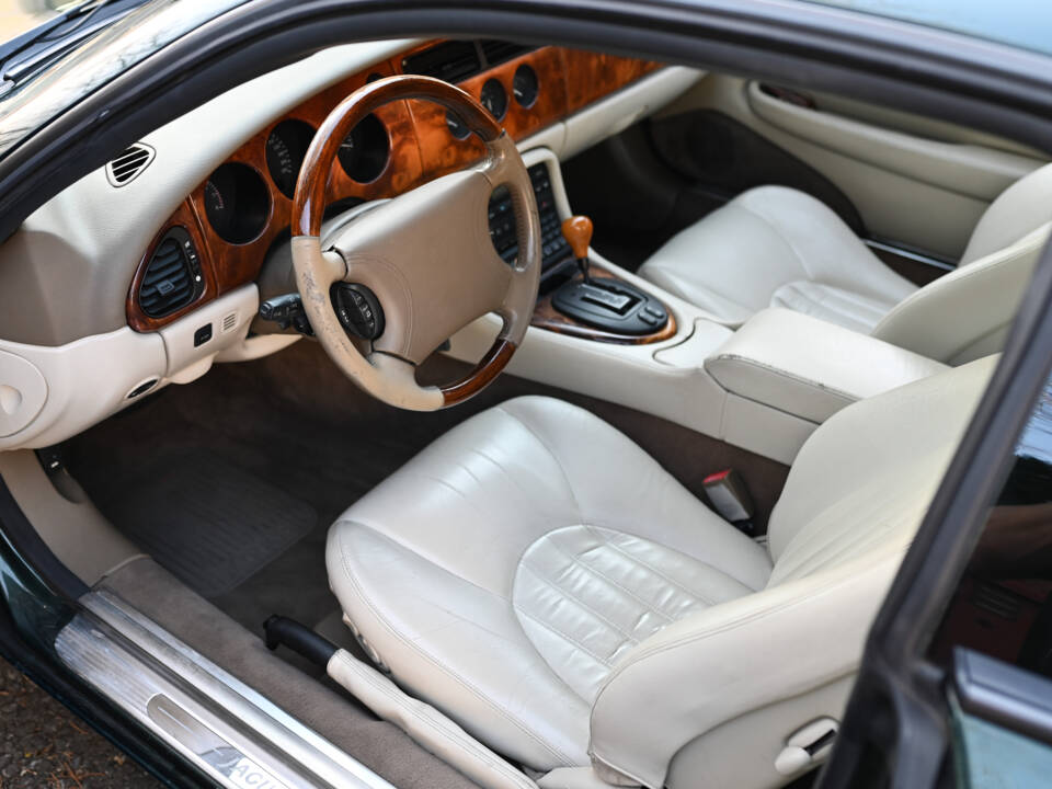 Image 16/23 of Jaguar XK8 4.0 (1998)
