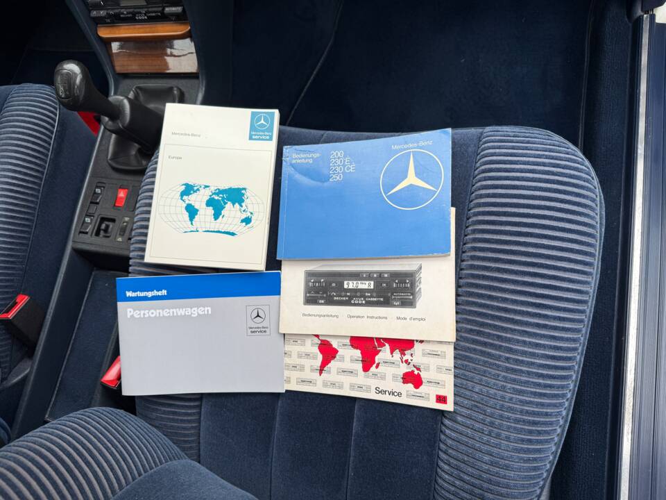 Bild 24/34 von Mercedes-Benz 250 lang (1983)