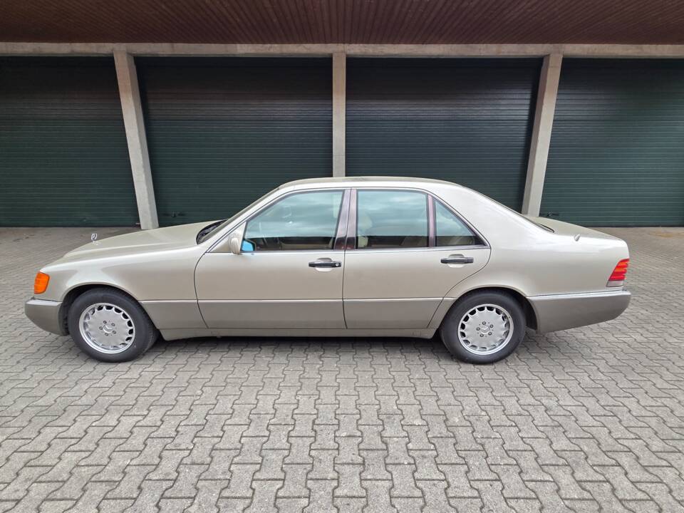 Image 3/103 de Mercedes-Benz 300 SE (1991)