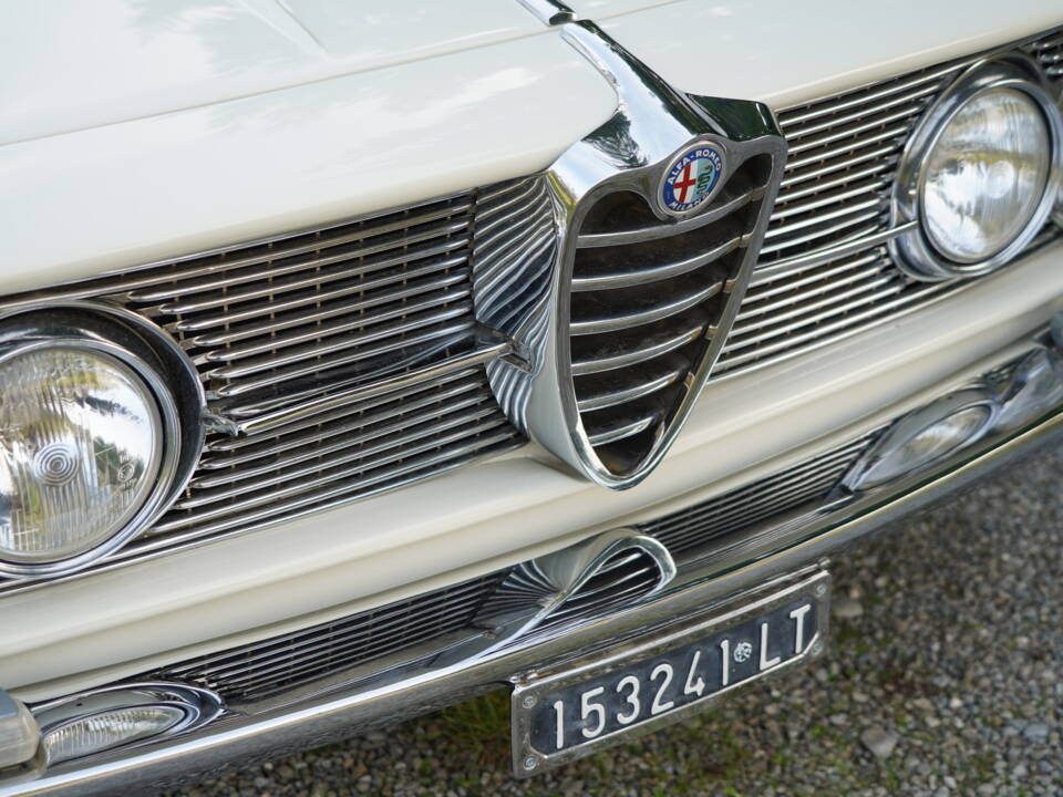 Image 9/32 of Alfa Romeo 2600 Sprint (1963)