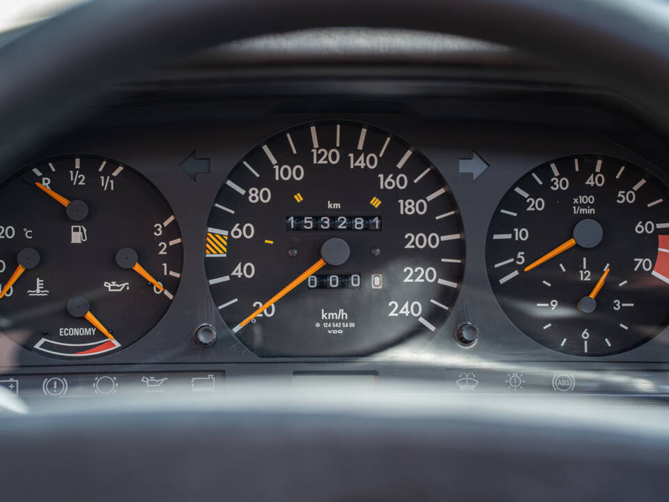 Image 28/40 of Mercedes-Benz 300 CE (1987)
