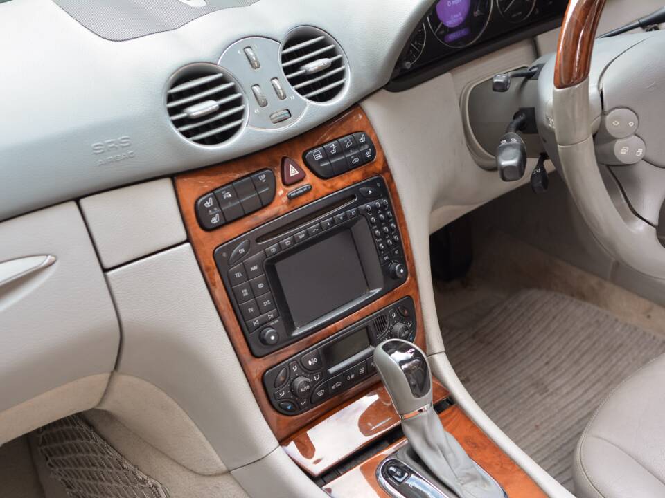 Image 35/49 of Mercedes-Benz CLK 500 (2004)