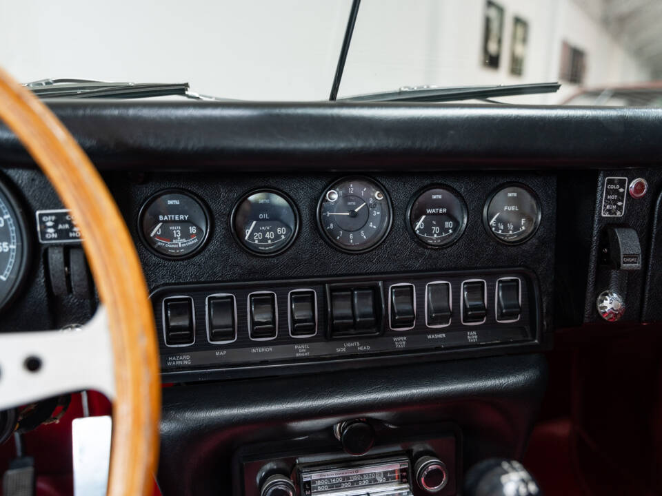 Image 14/36 of Jaguar E-Type (1969)
