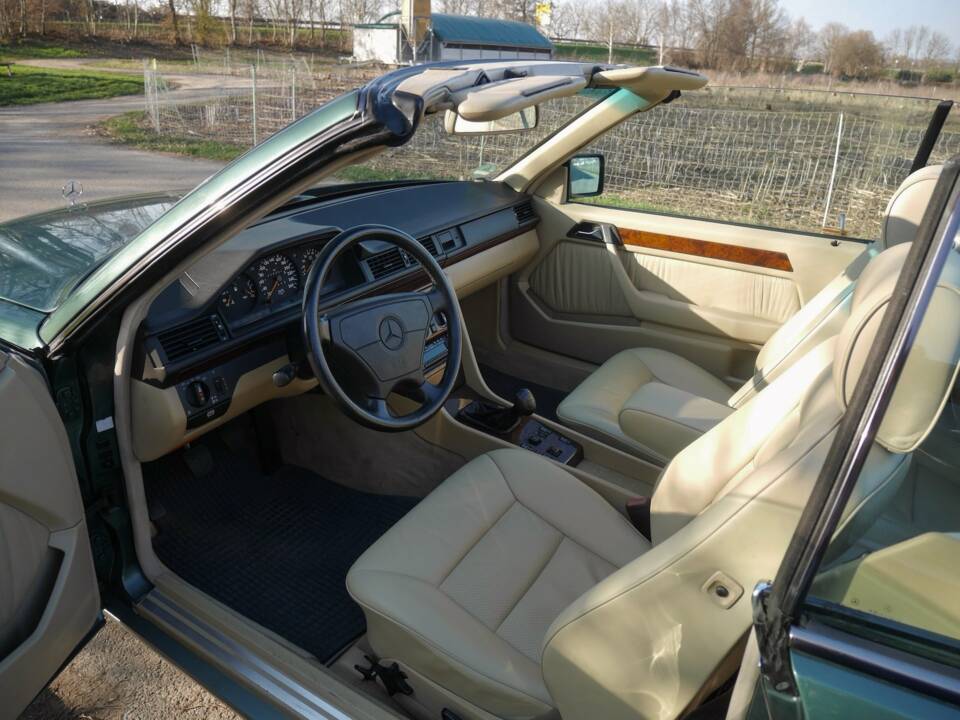 Bild 18/30 von Mercedes-Benz 300 CE-24 (1992)